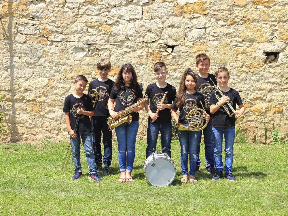 Jungmusikerinnen und Jungmusiker des Musikvereins mit ihren Instrumenten
